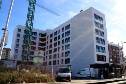 Imagen de un bloque de pisos en fase de construcción en la avenida Andorra de Tarragona.