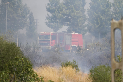 Uno de los dos camiones de bomberos que se han desplazado hasta la calle Argentina.