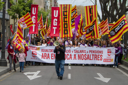 Les dones van ser protagonistes i van portar la pancarta d'UGT i CCOO junt amb els secretaris generals Joan Llort i Vicente Moya, en la manifestació de Tarragona.