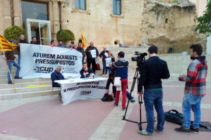 La CUP denuncia una multa al regidor Toni Sacristán per penjar un cartell a un senyal de trànsit