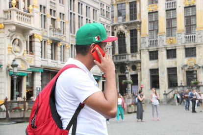 Un turista haciendo una llamada a Brus