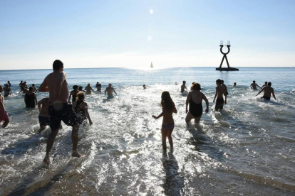 Los torrenses en el momento de entrar en el agua, ayer hacia las doce del mediodía.