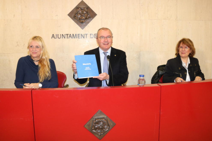 De izquierda a derecha, la concejala de Cultura de Reus, Montserrat Caelles; el alcalde Carles Pellicer; y la comisaria Reus Capital Cultura Catalana 2017, Montserrat Grau, durante el balance del impacto económico. Imagen del 1 de marzo del 2018