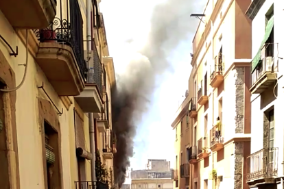 Imatge de l'incendi en un habitatge del carrer Major de Tarragona.