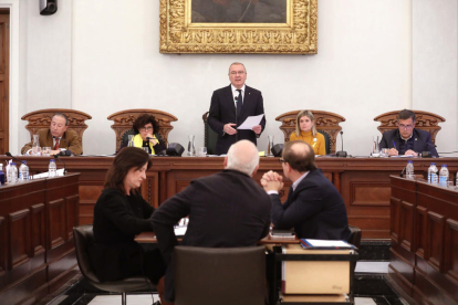 El alcalde Carles Pellicer, en el centro, durante la sesión que habrá sido la última de este año 2017.