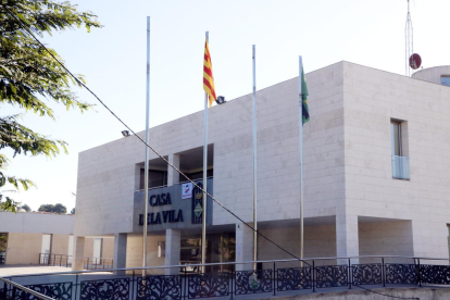 Plano general del Ayuntamiento de los Pallareses (Tarragonès), sólo con la bandera y la bandera del pueblo ondeante en los palos. Imagen del 6 de octubre del 2017
