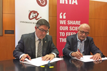 El rector de la Universidad Rovira y Virgili (URV), Josep Antón Ferré, y el director general del Instituto de Investigación y Tecnología Agroalimentarias (IRTA), Josep Monfort, firmando el nuevo convenio.