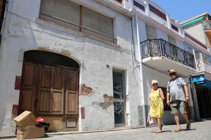 Les cases del carrer Sant Pere de Calafell 15 i 17, on s'ha constatat un focus de rates.