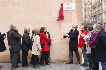 Ballesteros, destapant la placa de la plaça en homenatge a l'arquitecte municipal Josep Maria Pujol de Barberà.