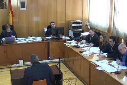 Captura de pantalla del jefe del grupo de homicidios que intervino en el caso de la chica muerta en un piso de Salou, declarando en el juicio que se celebra en la Audiencia de Tarragona.