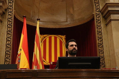 Pla mig del president del Parlament de Catalunya, Roger Torrent, a l'hemicile abans de començar el ple.