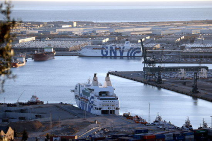 Els creuers GNV Azzurra i Rhapsody (en primer terme) al Port de Barcelona, el 30 de setembre de 2017.