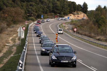 Imatge general de la marxa lenta de vehicles organitzada pel CDR entre les Borges i Montblanc, a l'entrada de Vinaixa des de Montblanc.
