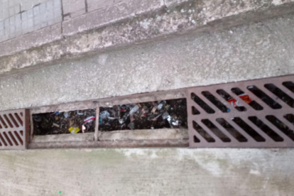 Imagen de los desagües sin rejas, que pueden suponer un peligro para los peatones.
