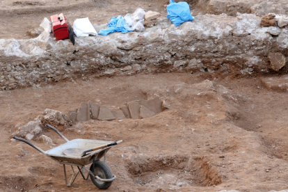 Detall de l'enterrament amb teules que els arqueòlegs han trobat al solar excavat.