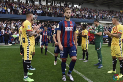 Pasillo de los jugadores del Nàstic en el Huesca, campeón de la categoría y nuevo equipo de Primera.