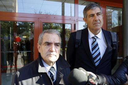 El propietari de Traiber, Luis Márquez, amb el seu advocat al davant dels jutjats de Reus.