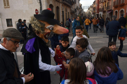 Los niños y niñas pudieron saludar al Hombre de las Narices.