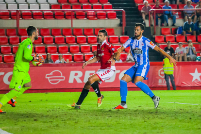 César Arzo es va fer mal en el genoll durant el partit que va disputar el Nàstic contra el Deportivo.