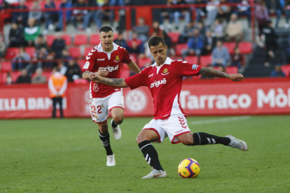 Javi Márquez intenta una pasada con pierna izquierda durante el Nàstic-Almería