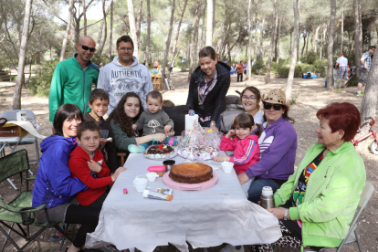 Famílies senceres van aplegar-se al parc del Francolí i al Pont del Diable per gaudir del bon temps i d'un dinar a l'aire lliure.