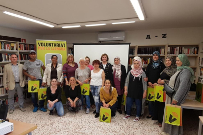 Fotografia de grup de les dotze parelles participants a la 4a edició del Voluntariat per la llengua a Creixell, en l'acte de presentació.