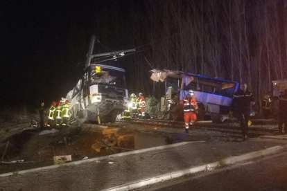 Imatge de l'autobús escolar que ha xocat contra un tren a Millars, a la Catalunya Nord, provocant almenys 4 morts i 24 ferits greus,
