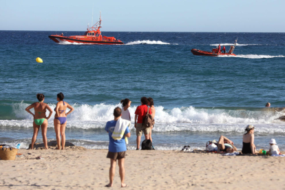Salvament Marítim i Creu Roja van realitzar una intensa recerca durant més de tres hores.
