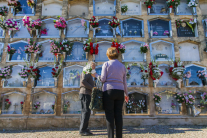 Una dona i un home al cementiri de Tarragona en el Dia de Tots Sants d'aquest any.