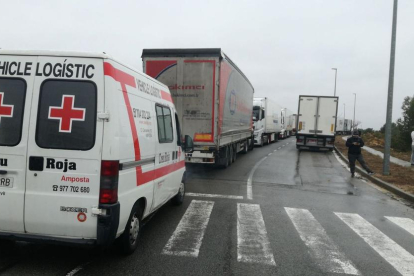 Vehicles de gran tonatge aturats a per la restricció a l'Aldea, punt on van rebre atenció d'equips d'emergència de Creu Roja.