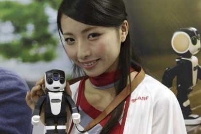 Japón vende el primer teléfono móvil robótico