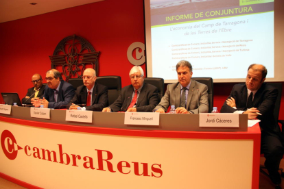 D'esquerra a dreta, Joaquim Margalef, Agustí Segarra, Xavier Colom, Rafael Castells, Francesc Minguell i Jordi Cáceres, en representació de la URV, la Diputació i les quatre cambres, a la presentació de l'informe de conjuntura, el 26 de maig del 2016. (Ho
