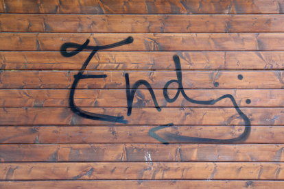 Detalle del grafiti que han pintado en la pared del chiringuito.