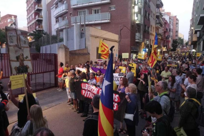 Manifestació unitària de commemoració de l'1-O a Tarragona, parada davant l'InsTarragona