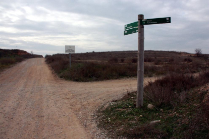 Un dels punts indicadors de les diferents rutes que hi ha senyalitzades al parc de la Serra.