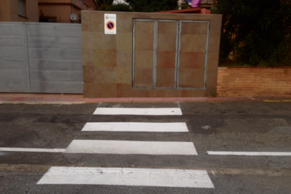 Els veïns del passatge diuen que aquest pas de vianants pintat a terra no condueix a cap lloc.