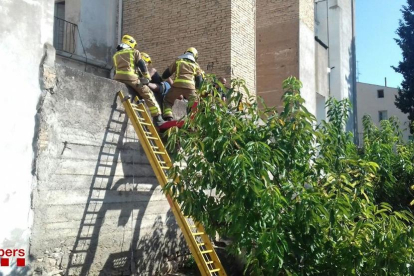 Els bombers rescaten l'home amb cremades importants
