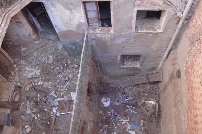 L'interior dels blocs es troba molt deteriorat, acumula encara restes d'ocupacions i mostra conseqüències de la presència de coloms.