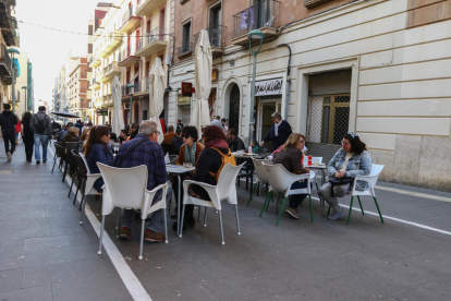 Alguns clients excedeixen el límit marcat per la línia blanca.