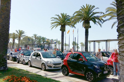 Al passeig Jaume I de Salou hi ha exposats cotxes Smartt de tota mena.