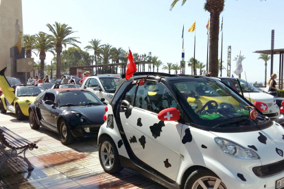 Al passeig Jaume I de Salou hi ha exposats cotxes Smart de tota mena.