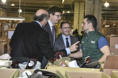 El conseller de Justícia, Carles Mundó, i el director general de la Fundació Bancària “la Caixa”, Jaume Giró, durant la visita a la Fundació Formació i Treball amb usuaris de Reincorpora.