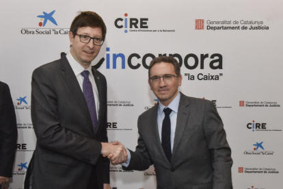 El conseller de Justícia, Carles Mundó, i el director general de la Fundació Bancària “la Caixa”, Jaume Giró, durant la signatura de renovació del conveni Reincorpora.