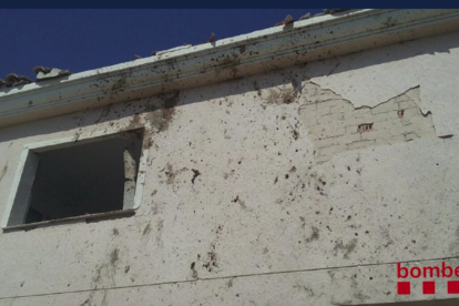 Imagen de una casa afectada próxima a la hundida por una explosión en Alcanar.