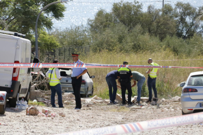 Els Mossos d'Esquadra investiguen 'in situ' les causes de l'explosió d'un habitatge d'Alcanar. Pla general del 17 d'agost del 2017. (Horitzomtal)