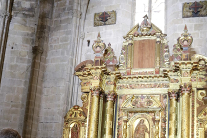 Retablo barroco restaurado en la catedral de Tortosa, con el obispo de Tortosa, Enric Benavent, de espalda, mostrándolo.