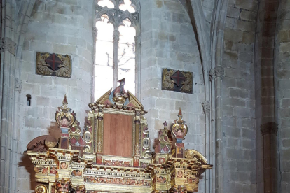 El degà del capítol catedralici, mossèn Arín; el president de la Diputació de Tarragona, Josep Poblet; el bisbe de Tortosa, Enric Benavent; l'alcalde de Tortosa, Ferran Bel; i l'arxiver de la catedral, mossèn Josep Alanyà, davant del retaule barroc aquest