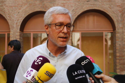 Josep Fèlix Ballesteros atendiendo a los medios este viernes.