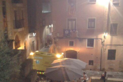 Imagen de la ambulancia, en la cual una terraza bloqueaba el acceso a la calle Santa Anna, según Farts de Soroll.