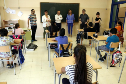 Pla general de la nova aula de 1r d'ESO de l'institut-escola Mediterrani de Tarragona amb els alumnes asseguts i conversant amb els professors, els responsables del centre i d'Ensenyament, el 12 de setembre del 2017